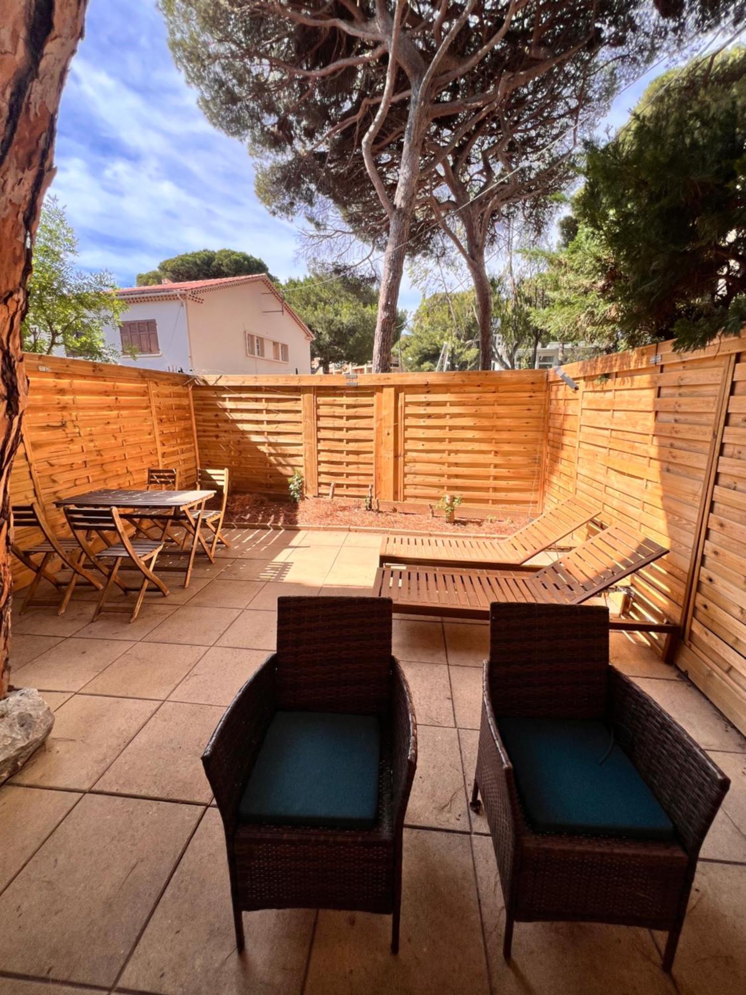 Sympathique Studio En Rez De Jardin Dans Residence Hyères Kültér fotó